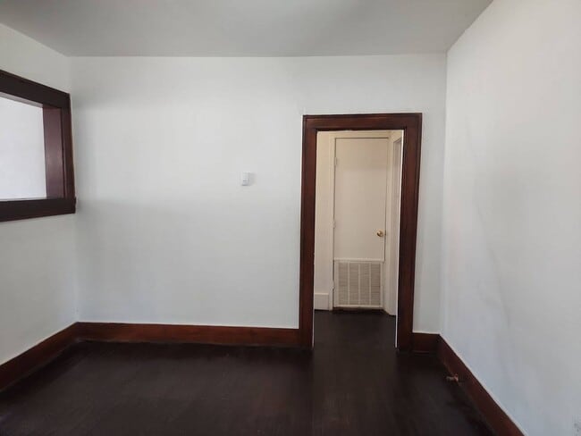 Building Photo - 2 bedroom 1 bathroom home