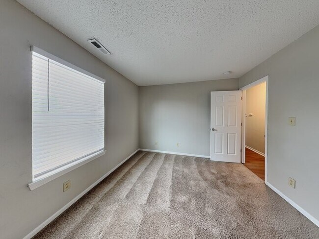 Building Photo - 4073 FairOaks Dr