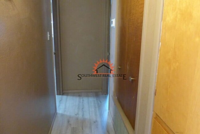 Building Photo - Spacious 3 bedroom 2 bathroom home.