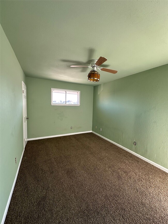 Building Photo - 516 Holiday Dr