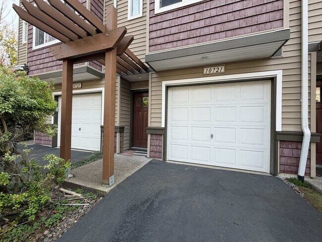 Building Photo - 10721 NE Gateway Pl