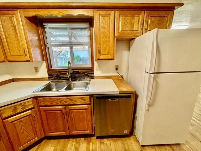 Building Photo - We have the wonderful 3 bed/2 bath you’ve ...