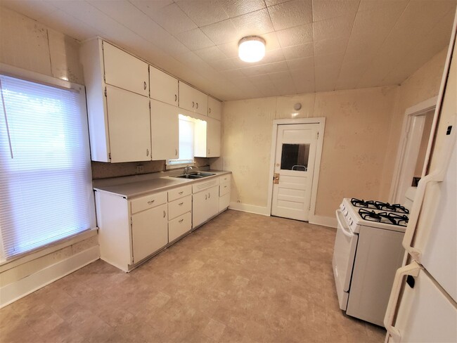 Building Photo - Cute 2 bedroom with garage & fence in back...
