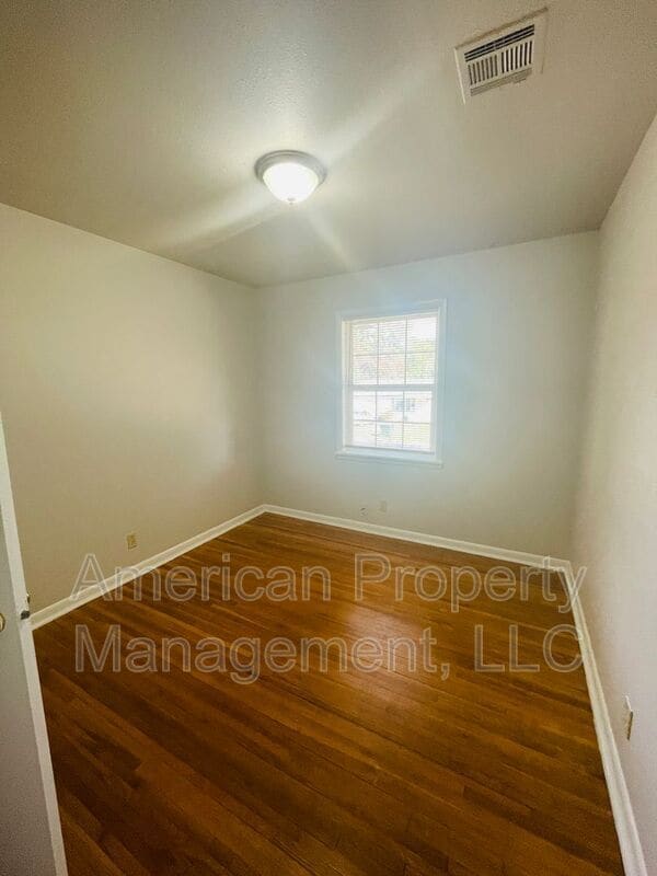 Building Photo - 1110 N Hickory Ave