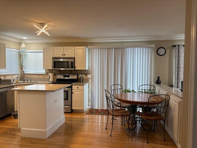 Building Photo - 1375 Burnett Dr