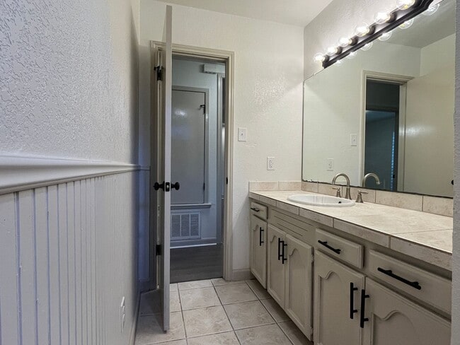 Building Photo - 3 Bedroom 2 Bath Southside!!