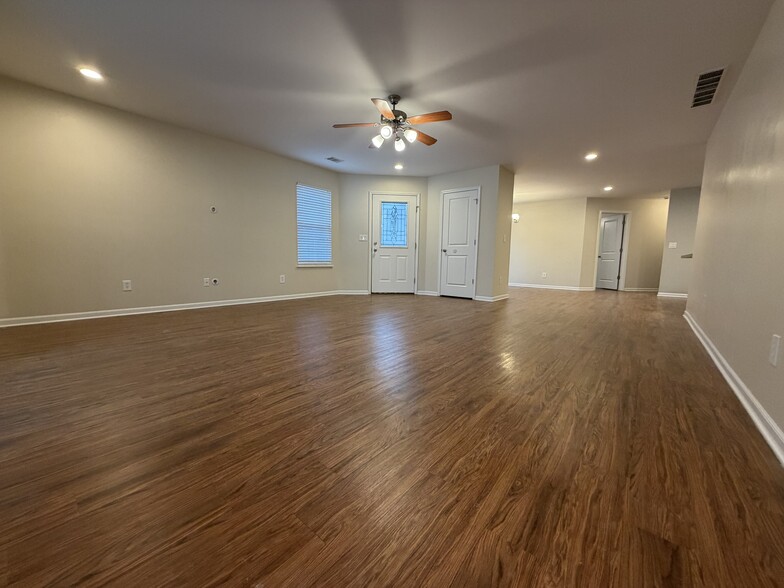 Building Photo - 10557 Maine Dr