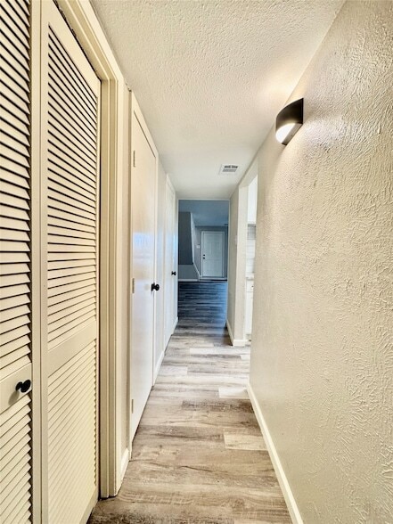 Building Photo - 734 Ticonderoga Dr