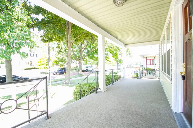 Building Photo - 513 Hampton Ave