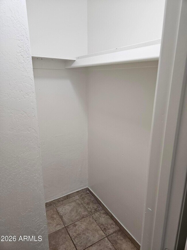 Building Photo - 703 W Rose Ln