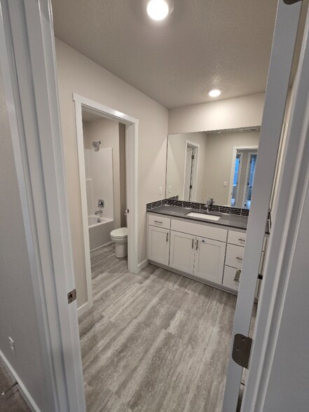 Building Photo - 9314 SE Snowberry Ct