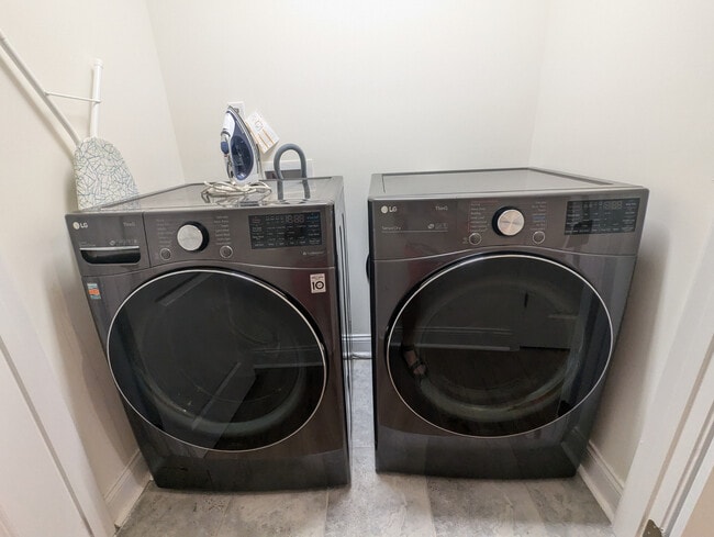Building Photo - Room in Townhome on Judson Ave