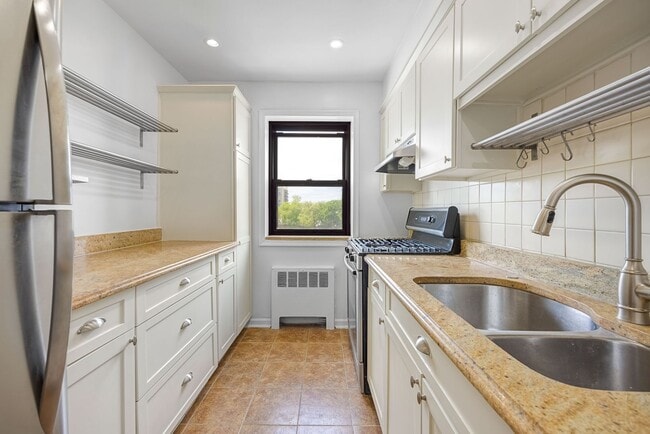Building Photo - 2335 Hudson Terrace