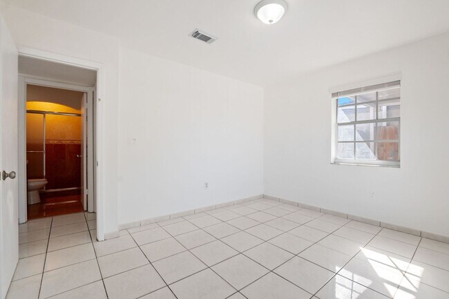 Building Photo - Comfortable 3-Bedroom Multifamily Home in Prime Miami Location (Water and electricity are included)