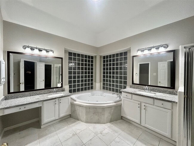 Building Photo - 16807 Laguna Springs Dr