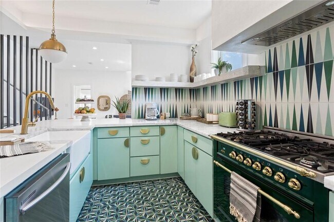 Building Photo - 724 Charles Allen Dr NE