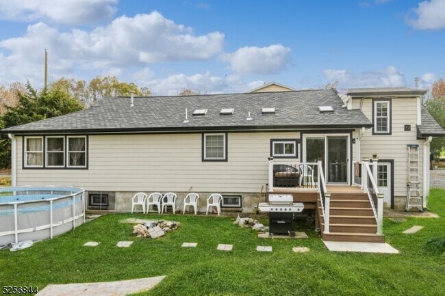 Building Photo - 48 Bellows Ln