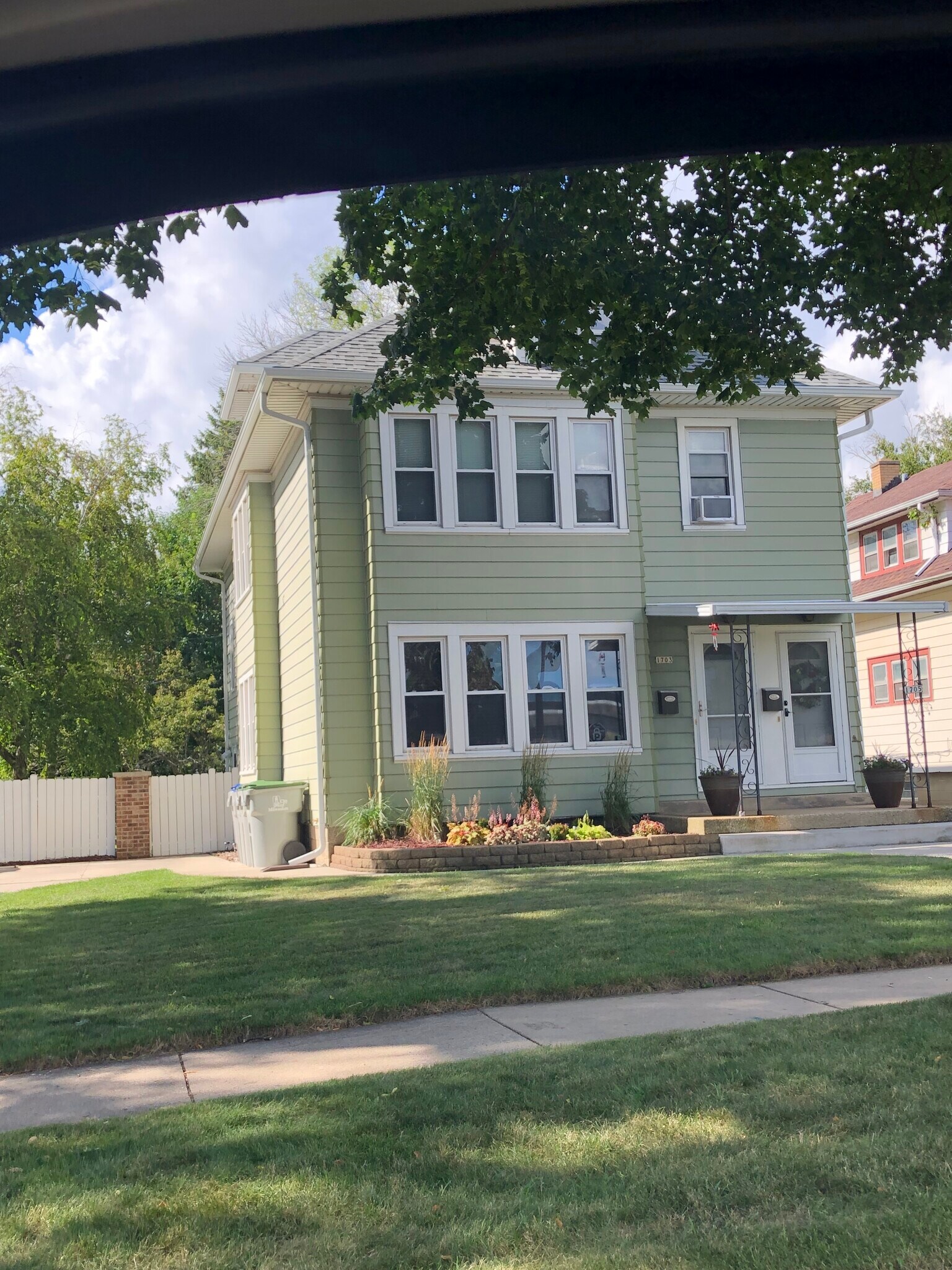 Front - 1703 W Custer Ave