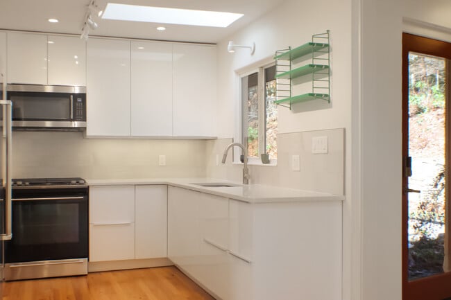 Building Photo - 21 Woodbury Rd