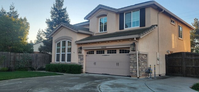Building Photo - Beautiful 4 Bedroom 2.5 Bathroom Home on Large Lot in Elk Grove