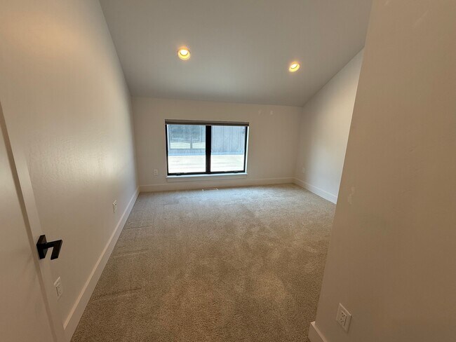 Building Photo - 1401 Windrow Dr