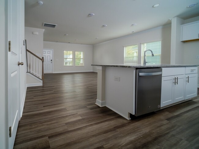 Building Photo - "Charming 3-Bedroom Retreat with 2.5 Baths in the Heart of Belmont!"