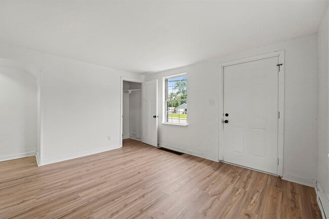 Building Photo - 2 BEDROOM HOME!