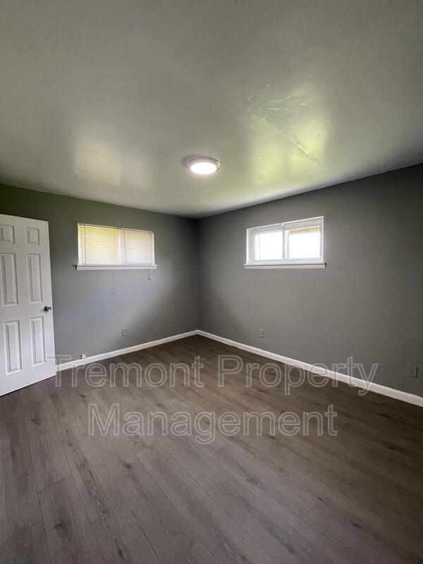 Building Photo - 1912 Walker Ave