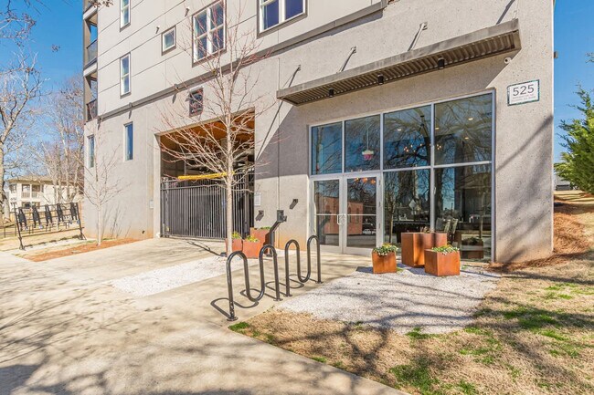 Building Photo - 525 Parkway Dr NE