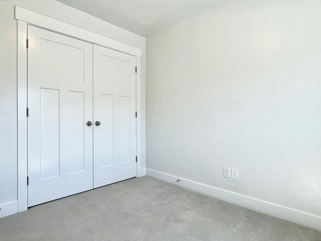 Building Photo - Modern Townhome at North Pointe Village!