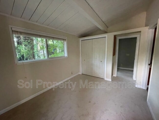 Building Photo - 175 S Redwood Dr