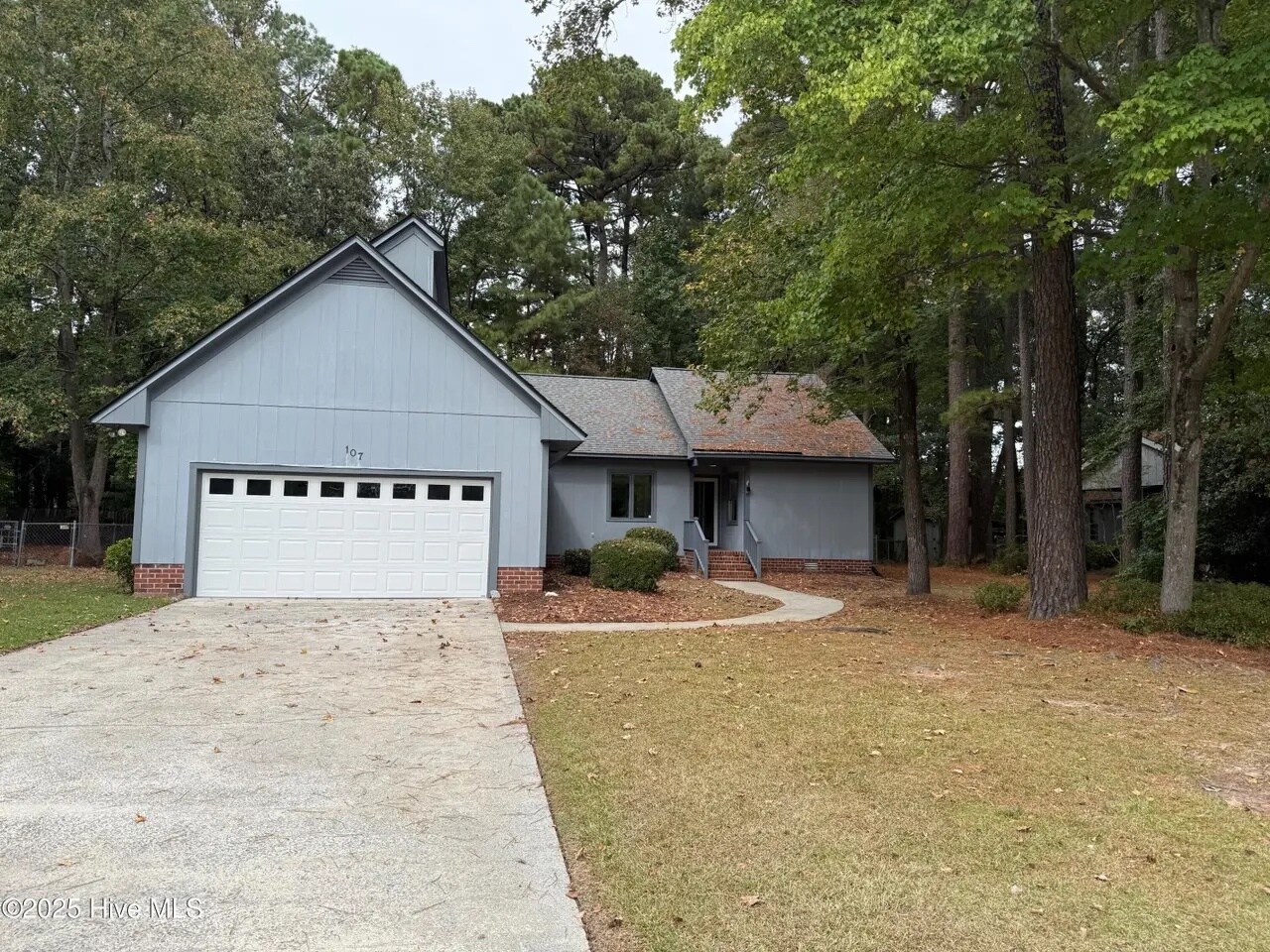 Building Photo - 107 E Baywood Ln