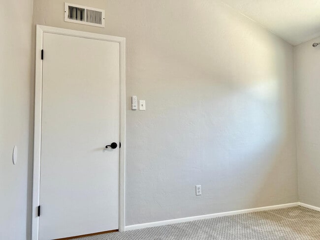 Building Photo - 6607 E Sheridan St