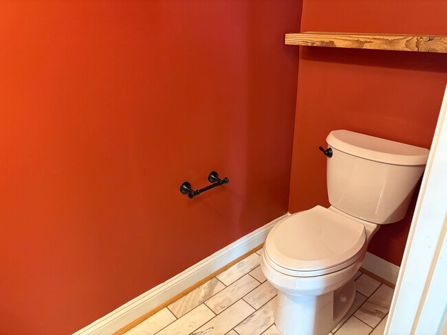 Building Photo - 2 Bedroom, 2.5 Bathroom Townhouse in Green...