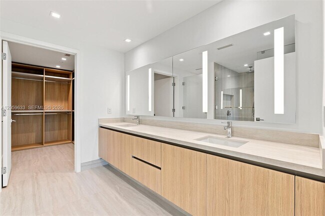 Building Photo - 2411 Laguna Cir