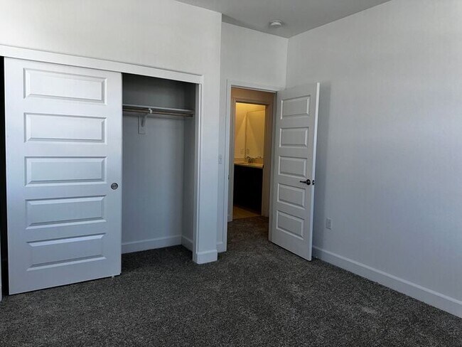 Building Photo - Beautiful 4 bedroom new home in Sierra wes...
