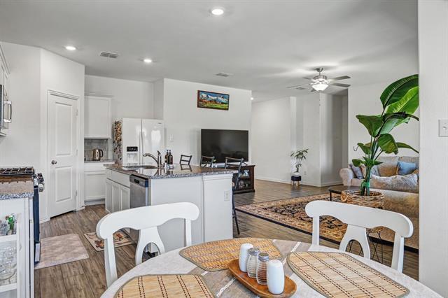 Building Photo - 812 Carmen St