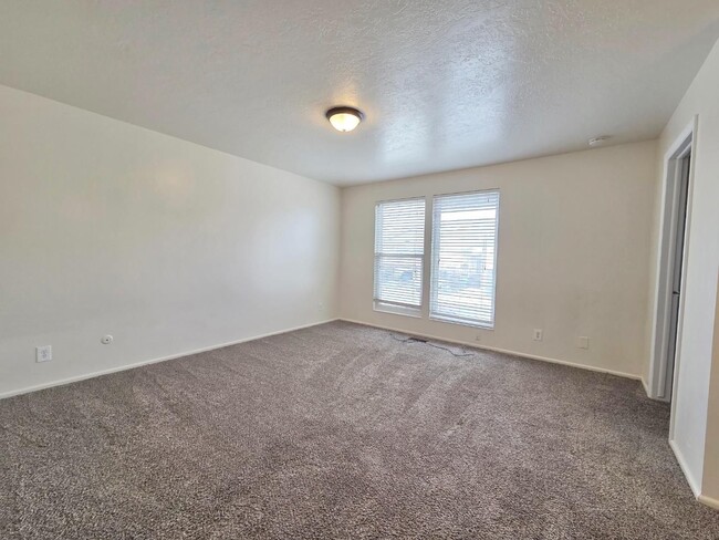 Building Photo - 5571 S 2800 W
