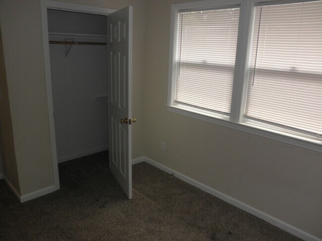 Building Photo - Charming home with basement