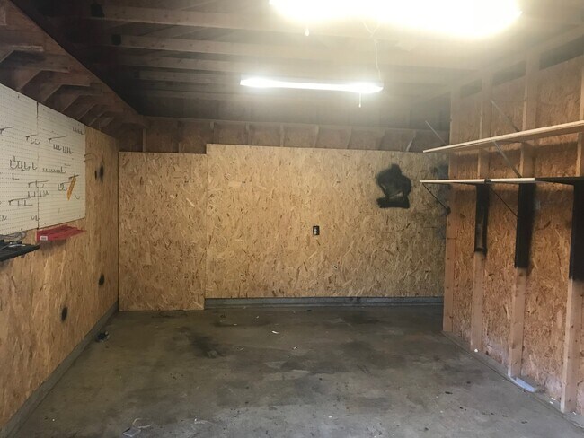Building Photo - 3 Bedroom Pet Friendly Home For Rent!