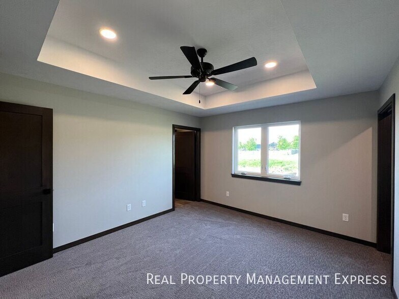 Building Photo - 3 Bed 2 Bath Townhome w/ Double Garage in Southeast SF