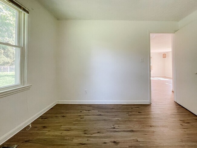 Building Photo - 2 Bedroom Home, Fenced in Backyard + Garage! Available soon!