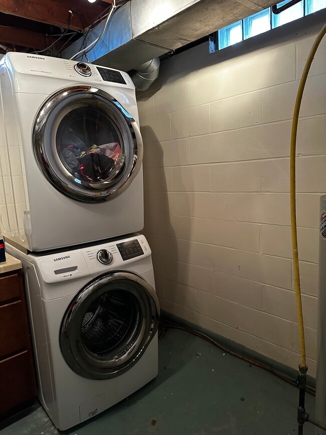 Building Photo - 913 W Stratford Dr