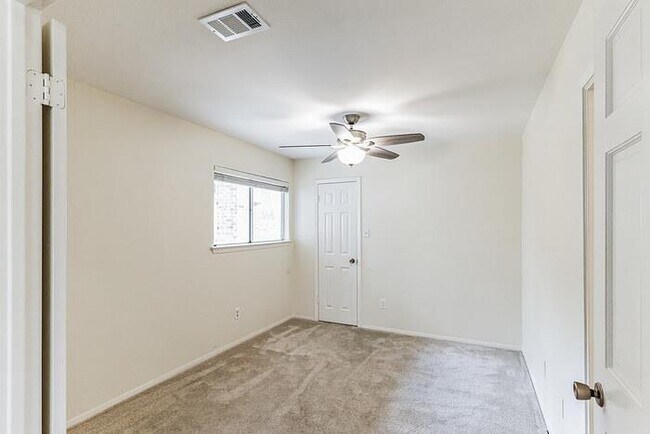 Building Photo - 2203 Farnswood Cir