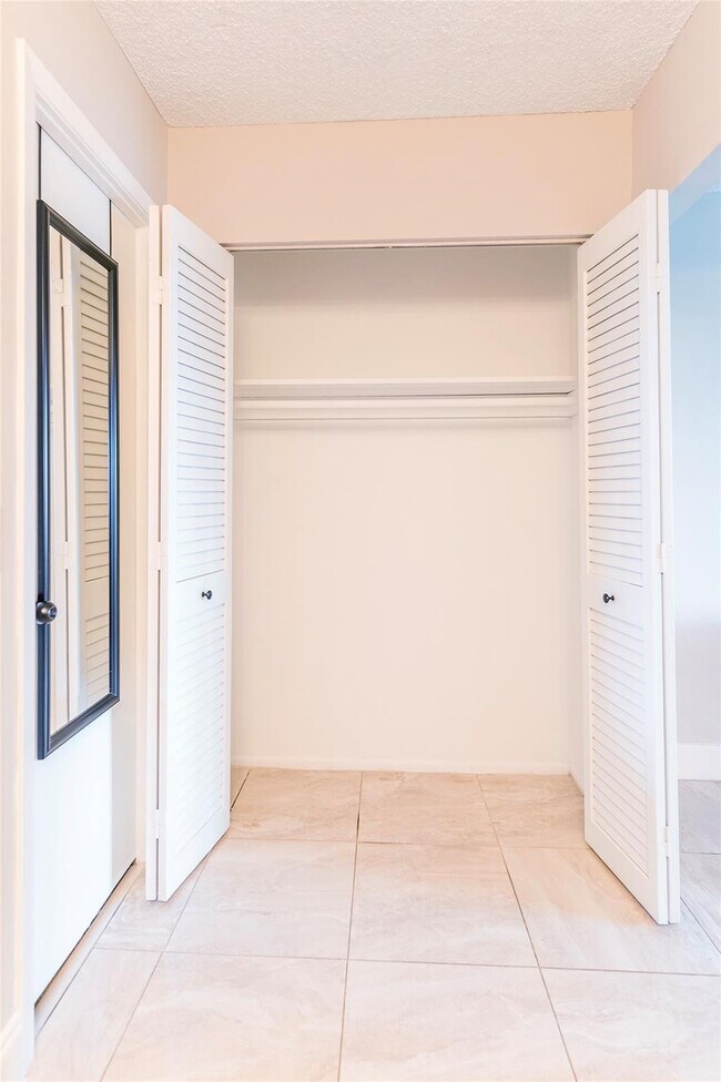 Building Photo - 401 Golden Isles Dr