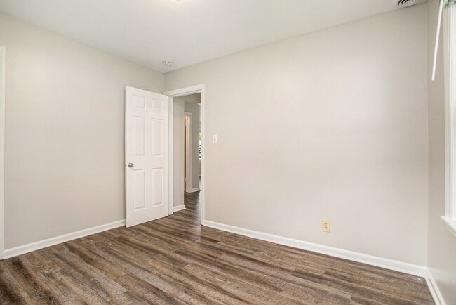 Building Photo - Charming 3-Bed/1-Bath Ranch Style with Garage