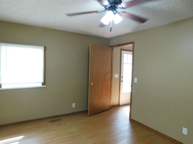 Building Photo - 4 Bedroom Home in El Dorado minutes from Down Town!