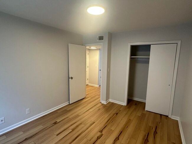 Building Photo - 904 Plaza Dr