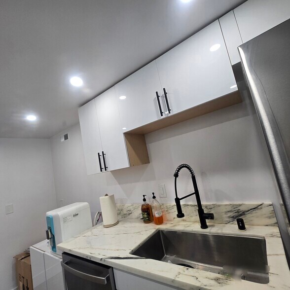 Building Photo - 916 S Sherbourne Dr