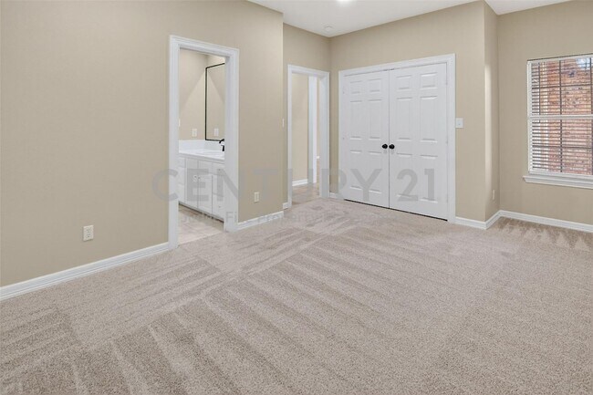 Building Photo - Beautiful 3/2/2 Townhome in Weatherford Ready For Move-In!
